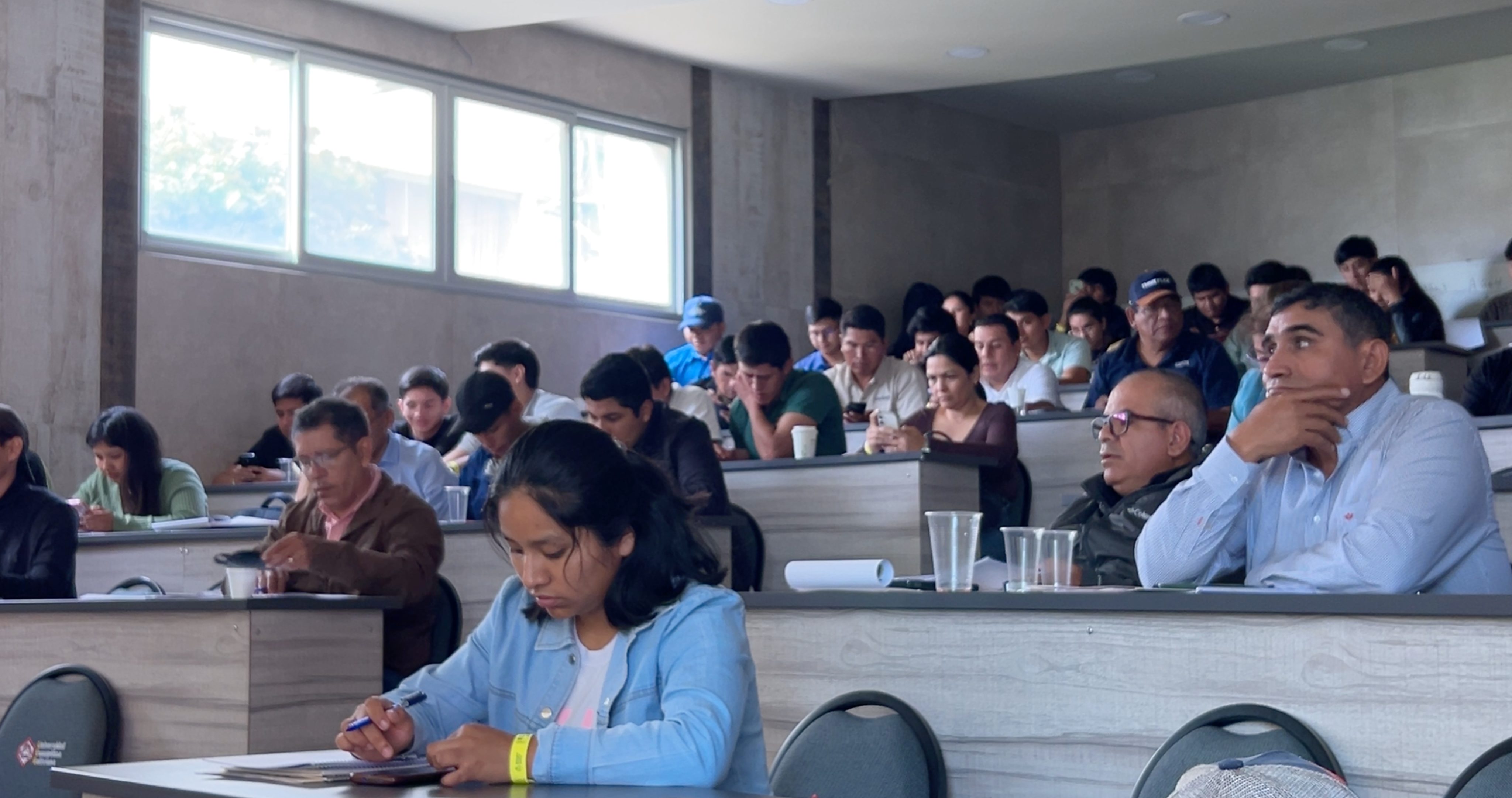 Participantes tomando notas durante una jornada de formación