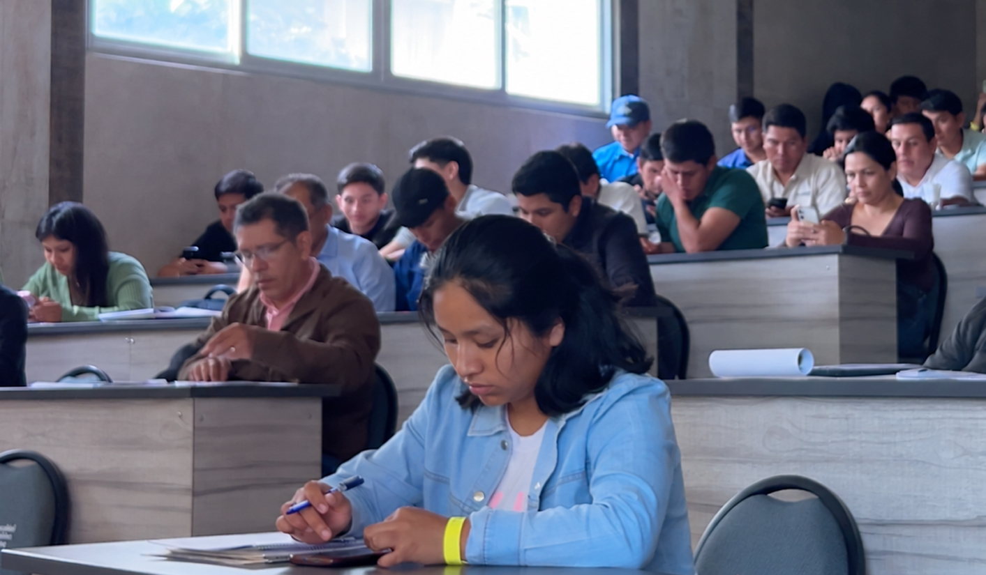 Participantes tomando notas durante una jornada de formación